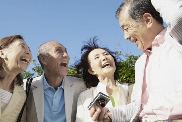 老龄化社会带来的商机：养老院行业快速发展(旅游养老前景好)