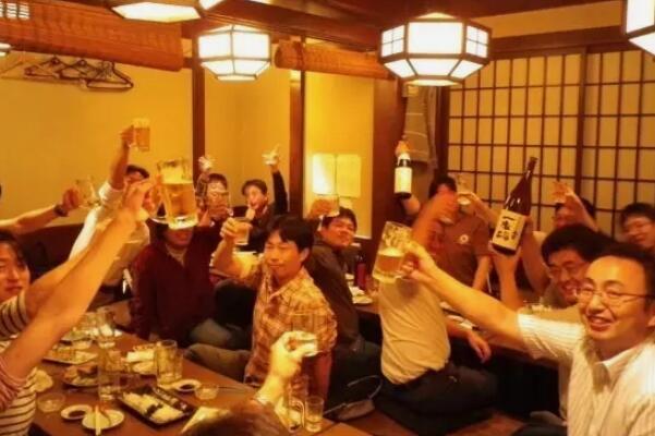 日本人喜欢喝什么：日本对酒痴迷(自动售货机饮料也很流行)