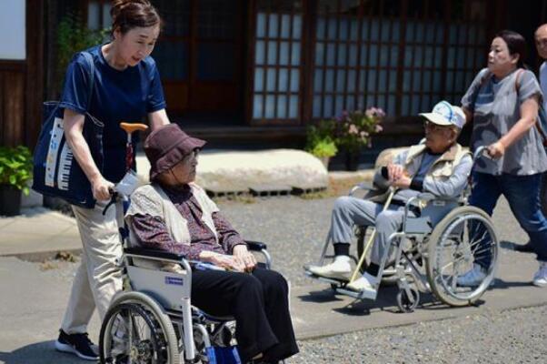 日本人口老龄化的原因：日本人寿命高活的久(出生率跟不上)