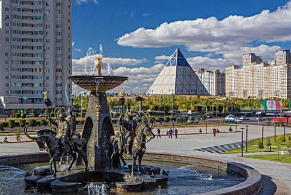 哈萨克斯坦的经济发展：积极开发石油和天然气(经济发展良好)