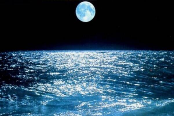 月亮是怎么引起地球潮汐的：月球对海水有吸引力(引力导致)