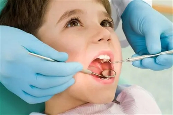 为什么会磨牙：消化不良或有寄生虫（换牙期磨牙正常）
