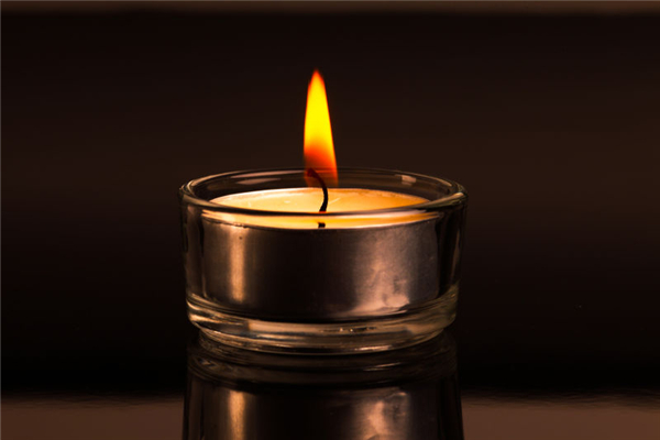 蜡烛燃烧的现象：火焰发出白光（产生水和二氧化碳）