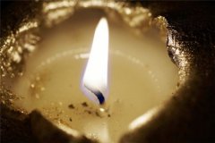蜡烛燃烧的现象：火焰发出白光（产生水和二氧化碳）