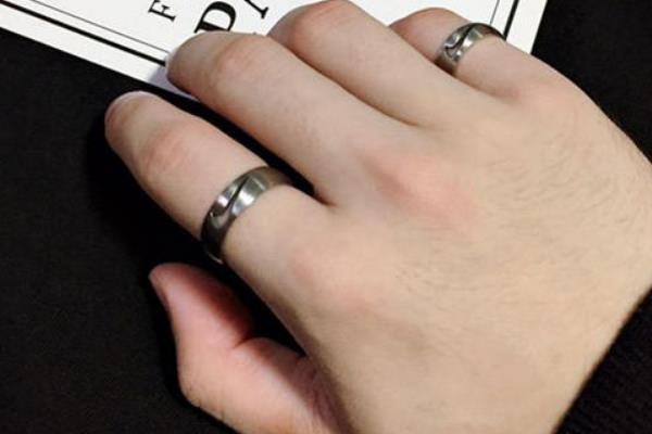 食指戴戒指是什么意思?意味着单身但想恋爱(与小指不同)