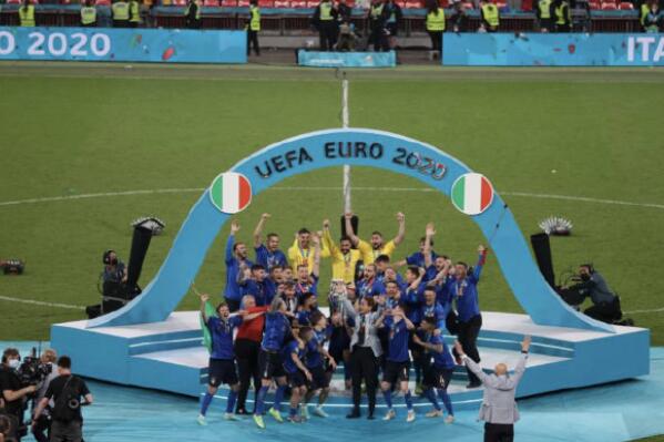欧洲杯冠军意大利：半世纪之后再夺冠(不败的蓝衣军团)