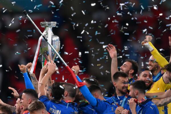 欧洲杯冠军意大利：半世纪之后再夺冠(不败的蓝衣军团)