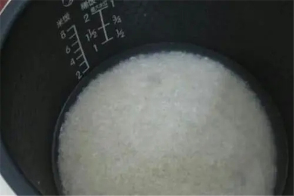 米饭煮稀了怎么让它干：自然蒸发（提高温度）