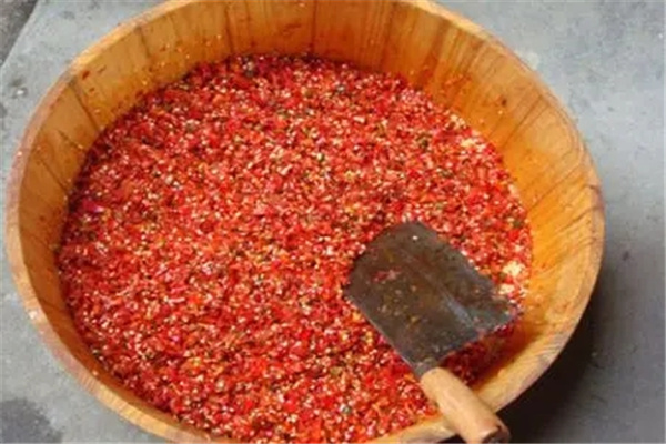 剁辣椒的做法：准备朝天椒（腌制成剁椒）