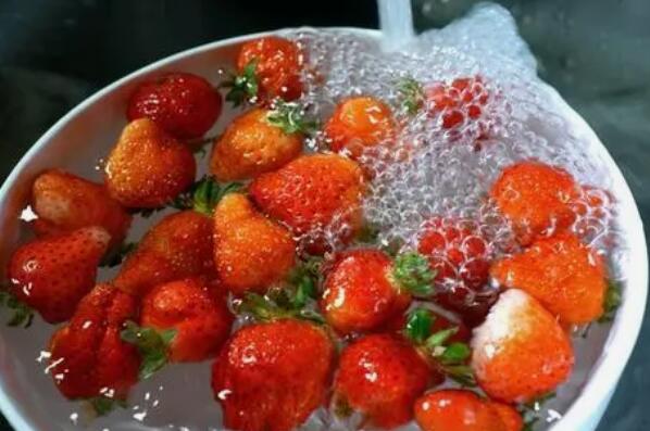 如何让水果不氧化：盐水浸泡三到五分钟(或用保鲜膜包裹)