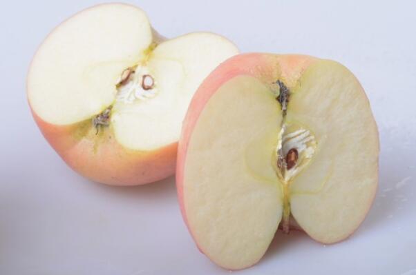 切开的苹果为什么会变颜色：氧化反应(不发黑的方法)