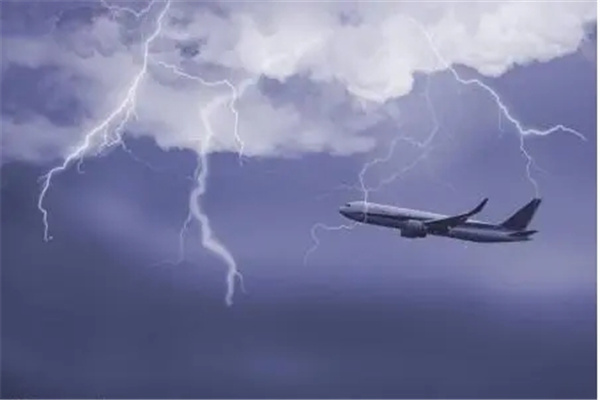 雷阵雨飞机能正常起飞吗：不能正常起飞（起飞隐患大）