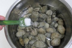 花甲吐沙最快的方法：食盐加香油(快速干净吐沙方法)