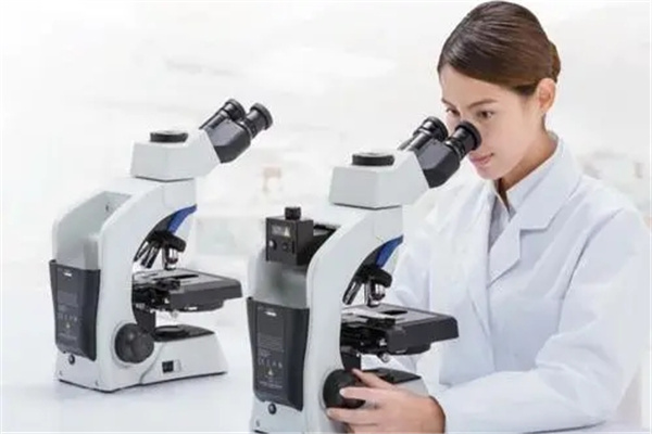 显微镜是由什么组成的：拥有多种镜片（十分精细）