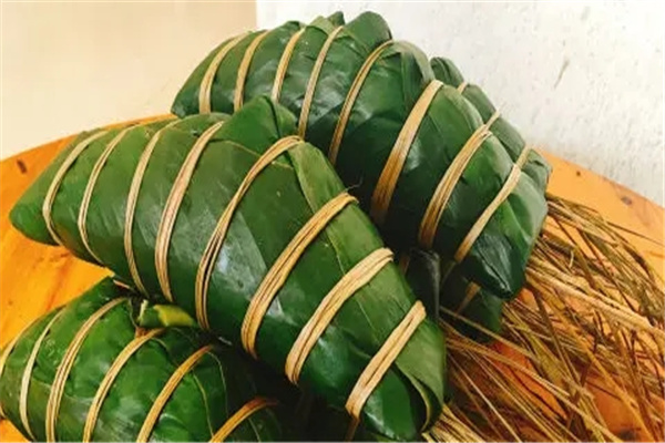 粽子是什么意思：被竹叶包裹的食品（形状多样）