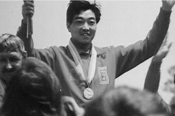 中国第一个世界奥运冠军是谁：许海峰(许海峰零的突破)