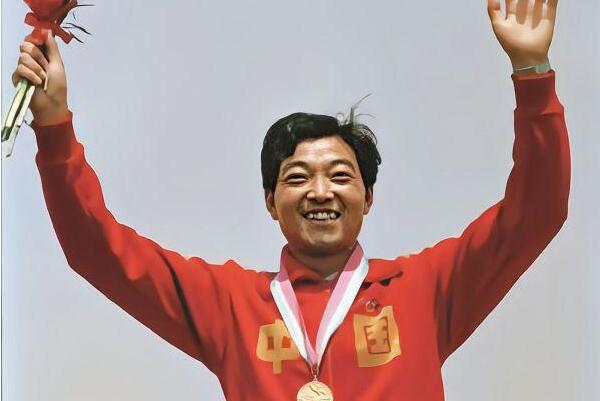 中国奥运金牌第一人：许海峰(前中国射击运动员)