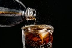 碳酸饮料的好处：能够防止老年痴呆(能够补充身体水分)
