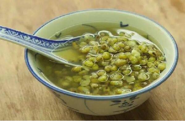 喝绿豆汤的好处和坏处：可以缓解糖尿病(喝多会胃寒腹泻)