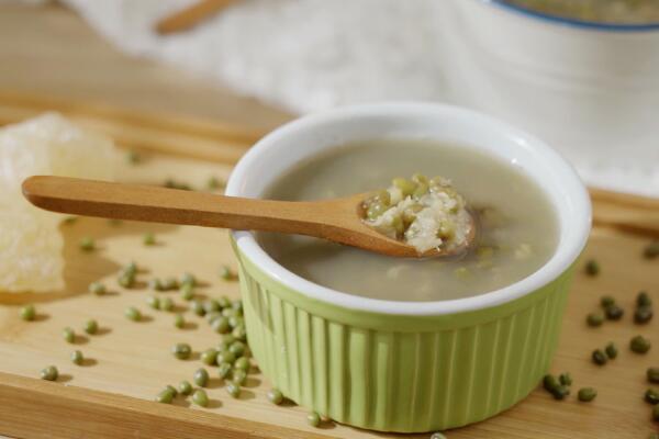 喝绿豆汤的好处和坏处：可以缓解糖尿病(喝多会胃寒腹泻)