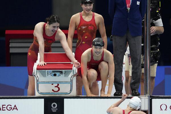 中国女子4x200米自由泳接力夺冠：第14金(破世界记录)