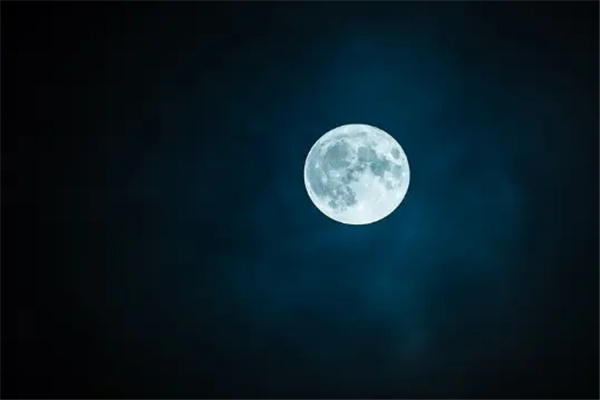 月亮太阳看起来为什么一样大：由距离所致