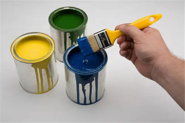 如何清除玻璃上的油漆：使用香蕉水（效果比较明显）
