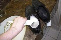 如何快速弄干鞋子：烘干器（起到除湿杀菌的作用）