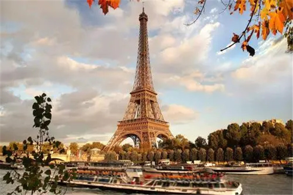埃菲尔铁塔在哪：坐落于法国巴黎（战神广场）