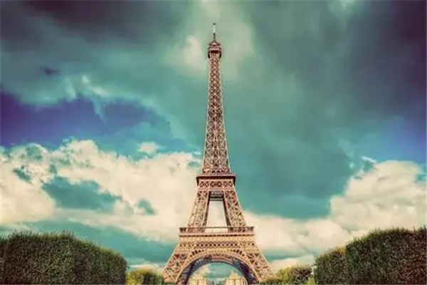 埃菲尔铁塔在哪：坐落于法国巴黎（战神广场）