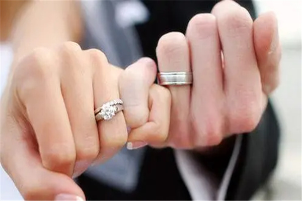 结婚戒指戴哪只手：左手（左手不多用减少摩擦）