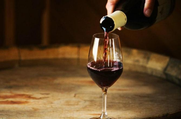 喝红酒的好处和坏处：提高身体抗衰老能力(不宜多喝)