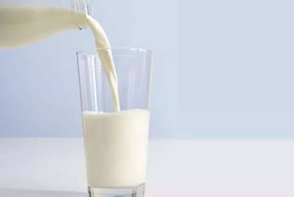 牛奶什么时候喝效果最佳：晚上喝效果最好(能空腹喝牛奶吗)