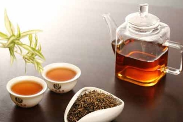 红茶和绿茶的区别功效：冲泡水的温度不同(功效不同)