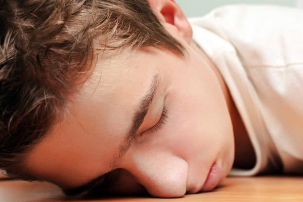 睡觉流口水是什么原因：睡觉姿势不对(或是身体患病的信号)