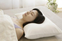 落枕的原因：枕头高度不合适导致落枕(颈部着凉导致落枕)