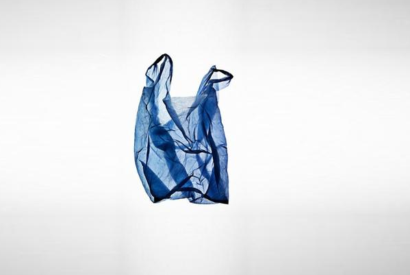 塑料袋的危害：危害土地环境（造成严重的大气污染）