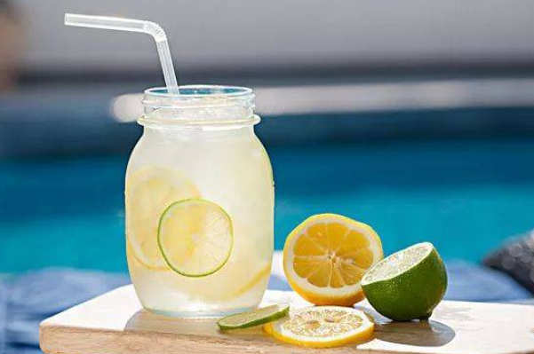 喝柠檬水的禁忌有哪些：不能空腹喝柠檬水(易导致脾胃受损)