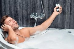 洗冷水澡的好处与坏处：增强体质(不利于热量和毒素排出)