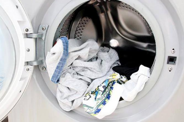 洗衣机洗衣服要注意什么：衣服分类分开来洗(洗涤剂勿过量)