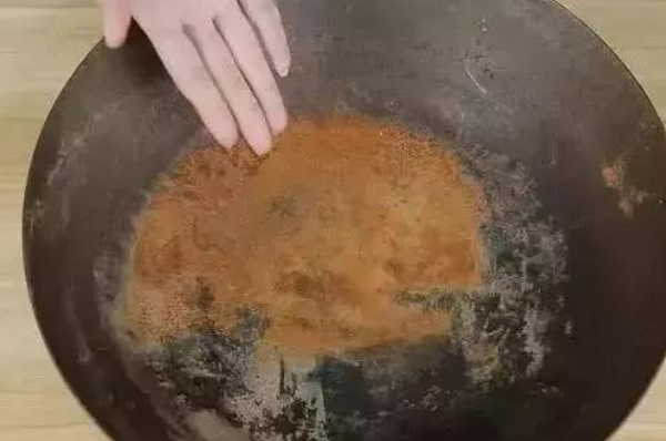 铁锅生锈怎么处理：淘米水可以除铁锈(白醋除铁锈方法)