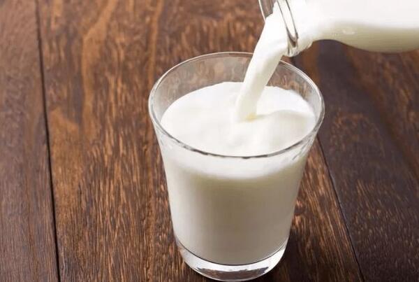 孕妇喝纯牛奶有什么好处：补充蛋白和钙(增强免疫力)
