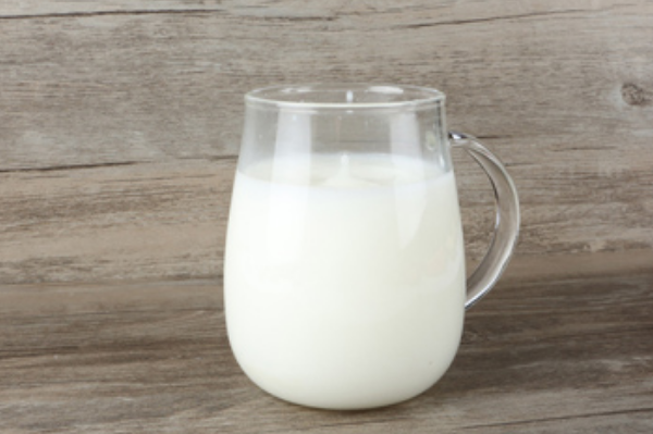 女人长期喝羊奶的好处：美容养颜(促进人体对钙的吸收)