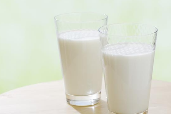 女人长期喝羊奶的好处：美容养颜(促进人体对钙的吸收)