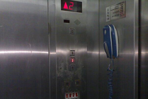 被困在电梯怎么办：第一时间按响警铃(拒绝手扒电梯门)