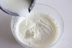 淡奶油和稀奶油有什么区别：淡奶油是动物奶油(口感更纯正)