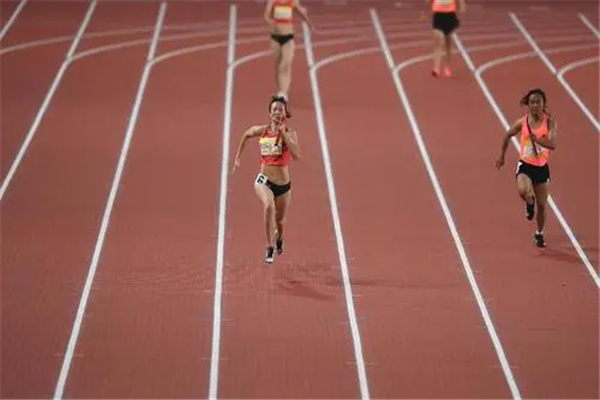 女子4x400米接力世界纪录：3分15秒（历史悠久）