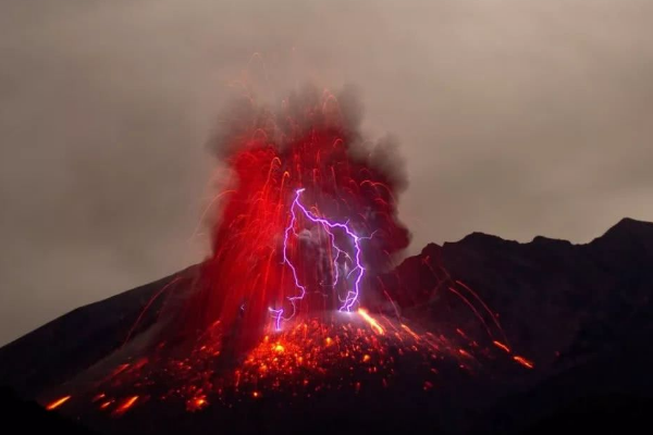 世界上最严重的火山喷发：一座城瞬间湮灭消失(三万人死亡)