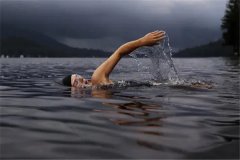 游泳为什么不能天天游：对皮肤有害（或导致发质变差）