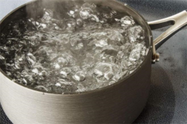 水沸腾的温度是多少度：100摄氏度（会发生变化）